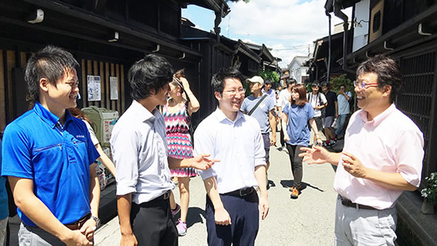 飛騨の未来を担う若手経営者と古い町並みにて